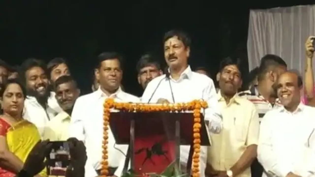 ஒரு ஓட்டுக்கு ரூ.6,000 என்ற கர்நாடக பாஜக முன்னாள் அமைச்சர்... மறுப்பு தெரிவித்த கட்சி!! ஒரு ஓட்டுக்கு ரூ.6,000 என்ற கர்நாடக பாஜக முன்னாள் அமைச்சர்... மறுப்பு தெரிவித்த கட்சி!!
