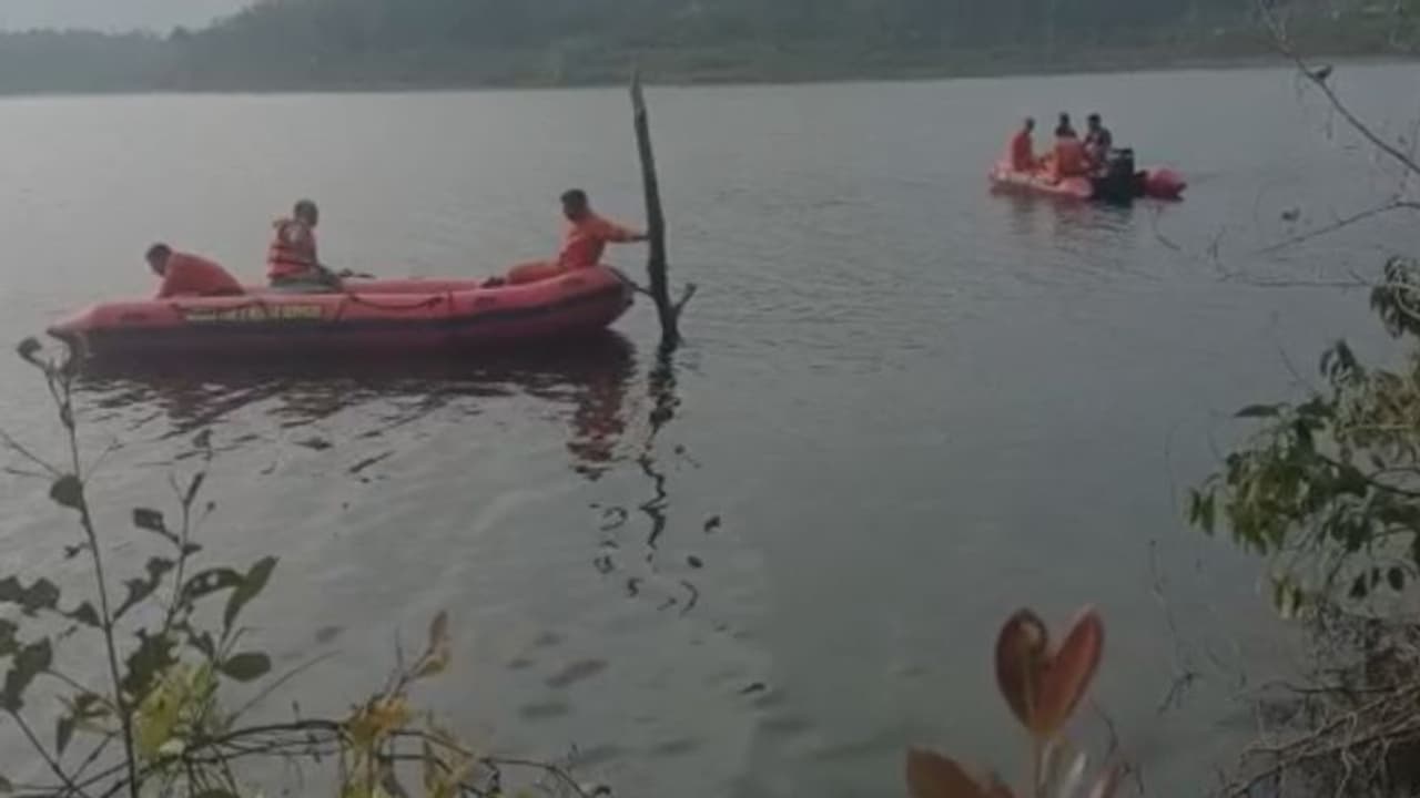 കാരാപ്പുഴയിൽ വിറകെടുക്കാൻ പോയി; കുട്ടത്തോണി മറിഞ്ഞ് ആദിവാസി യുവതിയെ കാണാതായി കാരാപ്പുഴയിൽ വിറകെടുക്കാൻ പോയി; കുട്ടത്തോണി മറിഞ്ഞ് ആദിവാസി യുവതിയെ കാണാതായി