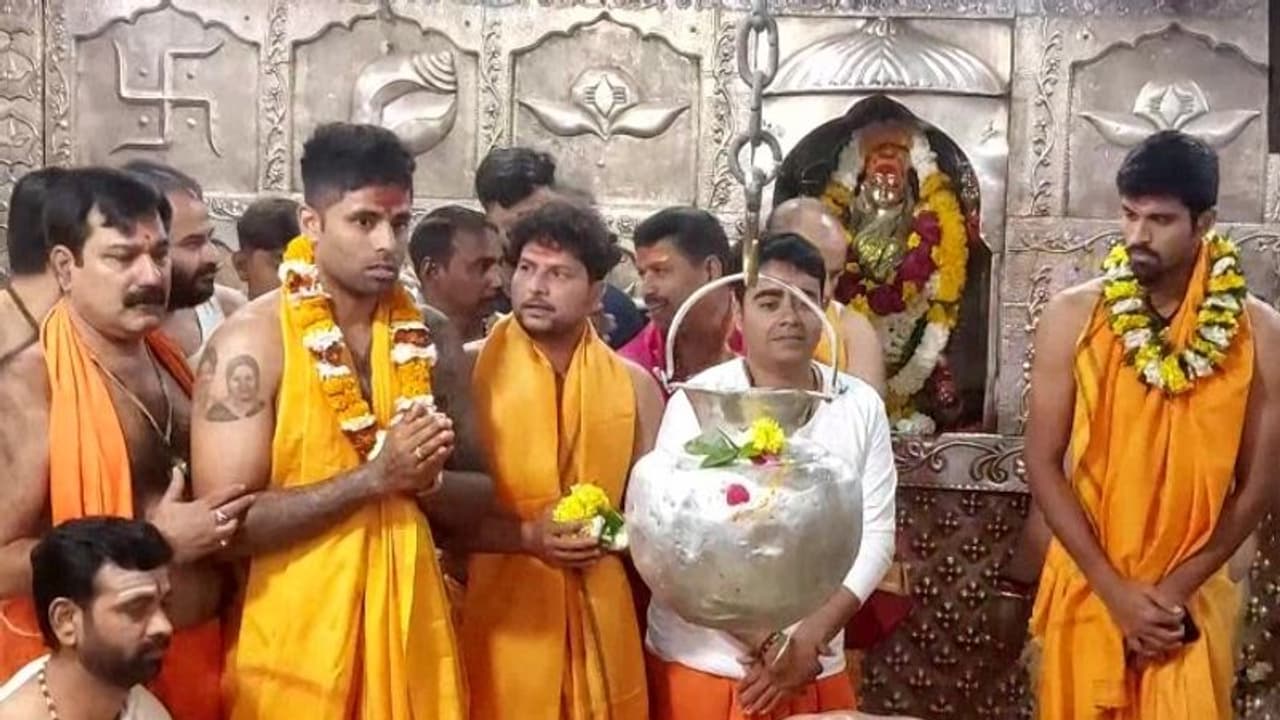 റിഷഭ് പന്തിന്റെ തിരിച്ചുവരവിനായി പ്രാര്ത്ഥിച്ച് ഇന്ത്യന് താരങ്ങള് ഉജ്ജയിനിലെ മഹാകാലേശ്വര് ക്ഷേത്രത്തില് റിഷഭ് പന്തിന്റെ തിരിച്ചുവരവിനായി പ്രാര്ത്ഥിച്ച് ഇന്ത്യന് താരങ്ങള് ഉജ്ജയിനിലെ മഹാകാലേശ്വര് ക്ഷേത്രത്തില്