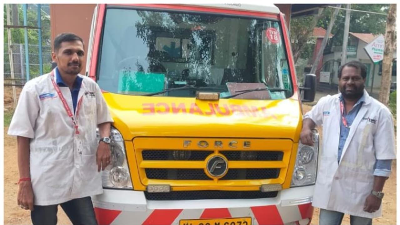 ആശുപത്രിയിലേക്ക് മാറ്റാൻ ശ്രമിക്കവേ യുവതി കനിവ് 108 ആംബുലൻസിൽ കുഞ്ഞിന് ജന്മം നൽകി ആശുപത്രിയിലേക്ക് മാറ്റാൻ ശ്രമിക്കവേ യുവതി കനിവ് 108 ആംബുലൻസിൽ കുഞ്ഞിന് ജന്മം നൽകി