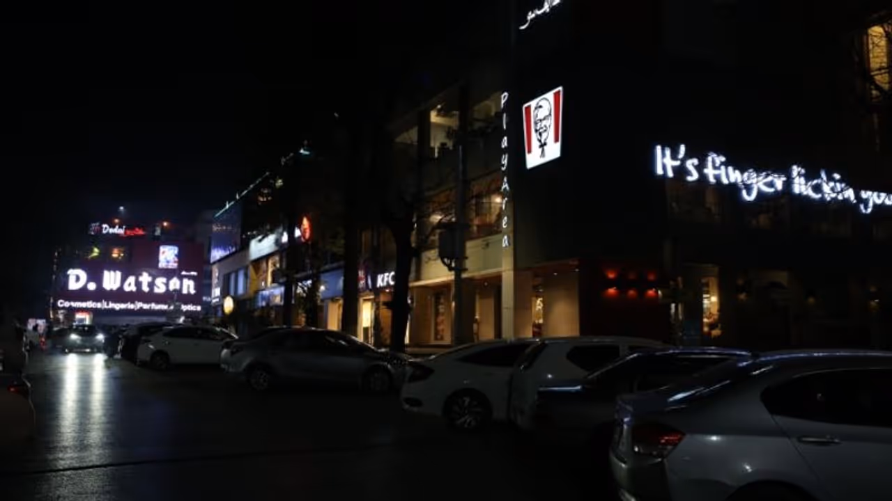 പാകിസ്താനിലെ വൈദ്യുതി പ്രതിസന്ധി: ഇസ്ലാമബാദ്, കറാച്ചി, പെഷാവർ, ലാഹോർ നഗരങ്ങൾ ഇരുട്ടിൽ പാകിസ്താനിലെ വൈദ്യുതി പ്രതിസന്ധി: ഇസ്ലാമബാദ്, കറാച്ചി, പെഷാവർ, ലാഹോർ നഗരങ്ങൾ ഇരുട്ടിൽ