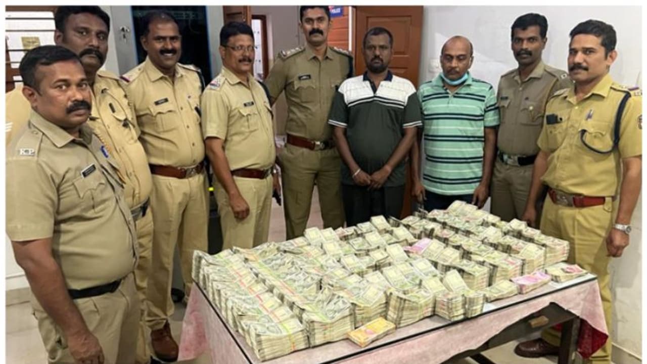 വാളയാറിലെ വാഹന പരിശോധന, രേഖകൾ ഇല്ലാതെ കടത്തിയ 2,28,60,000 രൂപ പിടിച്ചു, രണ്ട് പേർ അറസ്റ്റിൽ 