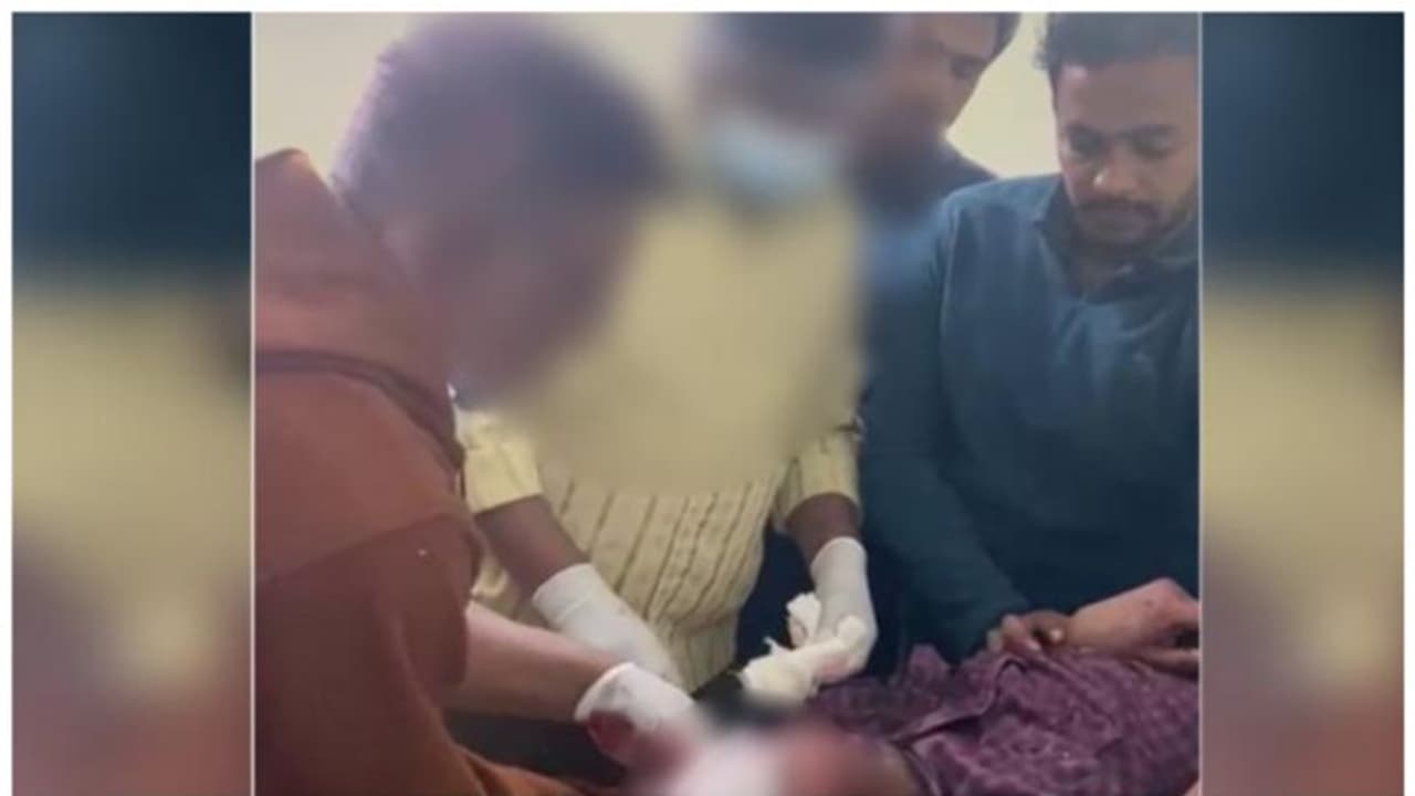 സ്റ്റിച്ച് തുന്നി മരുന്ന് വെക്കുന്നത് ഡോക്ടർക്ക് പകരം സെക്യൂരിറ്റി ജീവനക്കാരൻ, തെലങ്കാനയിലെ ആശുപത്രിയിൽ വീഴ്ച സ്റ്റിച്ച് തുന്നി മരുന്ന് വെക്കുന്നത് ഡോക്ടർക്ക് പകരം സെക്യൂരിറ്റി ജീവനക്കാരൻ, തെലങ്കാനയിലെ ആശുപത്രിയിൽ വീഴ്ച