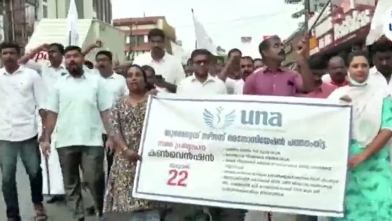 തിരുവല്ലയിൽ നഴ്സുമാരുടെ സമരപ്രഖ്യാപന കൺവെൻഷൻ സംഘടിപ്പിച്ചു, ദിവസ വേതനം 1500 രൂപയാക്കണം എന്നതടക്കം ആവശ്യങ്ങൾ തിരുവല്ലയിൽ നഴ്സുമാരുടെ സമരപ്രഖ്യാപന കൺവെൻഷൻ സംഘടിപ്പിച്ചു, ദിവസ വേതനം 1500 രൂപയാക്കണം എന്നതടക്കം ആവശ്യങ്ങൾ