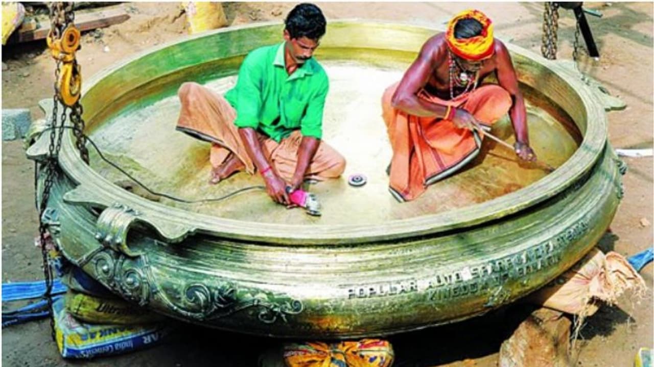 പ്രവാസിയുടെ വഴിപാട്, ഗുരുവായൂരപ്പന് പാൽപ്പായസം ഉണ്ടാക്കാൻ ഭീമൻ നാലുകാതൻ വാർപ്പ്; ഭാരവും അളവും ഞെട്ടിക്കും പ്രവാസിയുടെ വഴിപാട്, ഗുരുവായൂരപ്പന് പാൽപ്പായസം ഉണ്ടാക്കാൻ ഭീമൻ നാലുകാതൻ വാർപ്പ്; ഭാരവും അളവും ഞെട്ടിക്കും