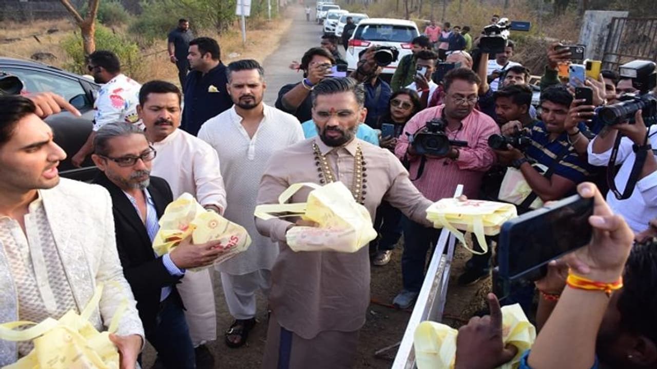 அதியா ஷெட்டி திருமணத்திற்கு வந்த மீடியா நண்பர்களுக்கு இனிப்பு வழங்கிய சுனில் ஷெட்டி மற்றும் ஆஹான் ஷெட்டி! அதியா ஷெட்டி திருமணத்திற்கு வந்த மீடியா நண்பர்களுக்கு இனிப்பு வழங்கிய சுனில் ஷெட்டி மற்றும் ஆஹான் ஷெட்டி!