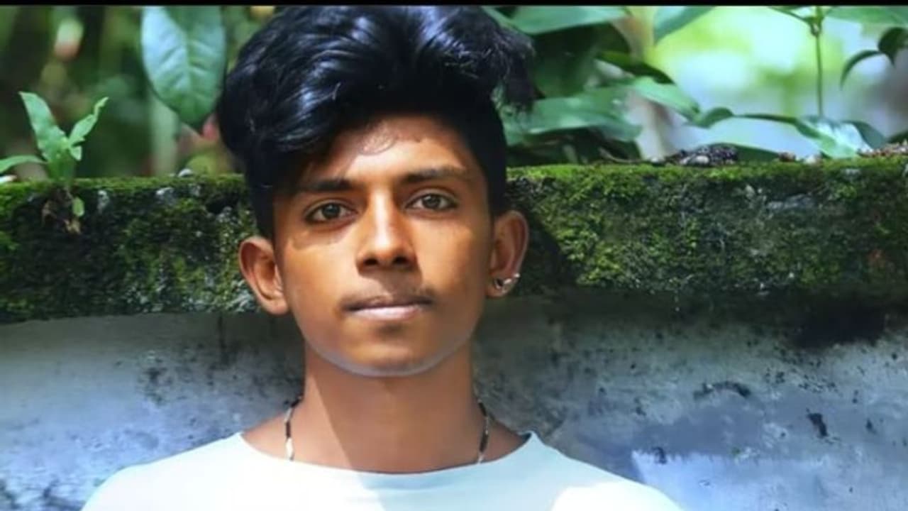 തത്തയെ എടുക്കാൻ കയറിയ വിദ്യാർഥി തെങ്ങിൽ നിന്ന് വീണു മരിച്ചു തത്തയെ എടുക്കാൻ കയറിയ വിദ്യാർഥി തെങ്ങിൽ നിന്ന് വീണു മരിച്ചു