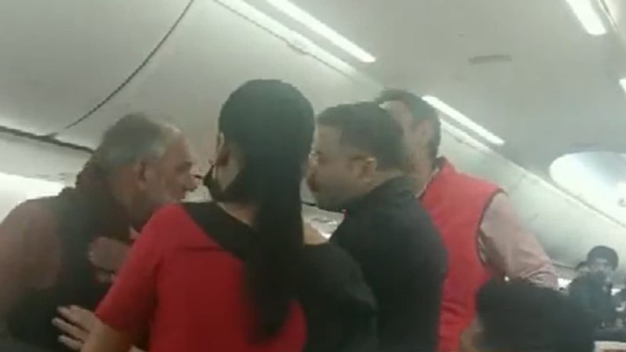 ಗಗನಸಖಿ ಜೊತೆ ಅಸಭ್ಯ ವರ್ತನೆ: ಪ್ರಯಾಣಿಕನನ್ನು ಕೆಳಗಿಸಿ ಹೊರಟ ಸ್ಪೈಸ್ ಜೆಟ್