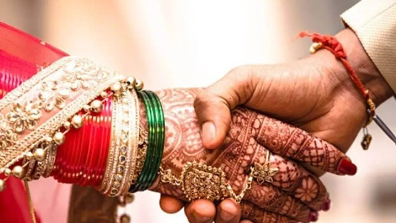 വിധവയായ അമ്മയെ വീണ്ടും വിവാഹം കഴിപ്പിച്ച് മകൻ; കാരണമുണ്ടെന്ന് ഈ യുവാവ്... വിധവയായ അമ്മയെ വീണ്ടും വിവാഹം കഴിപ്പിച്ച് മകൻ; കാരണമുണ്ടെന്ന് ഈ യുവാവ്...