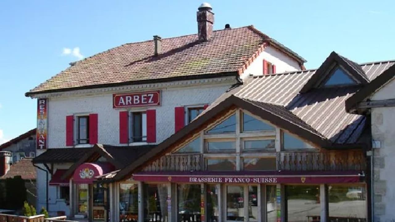 രണ്ട് രാജ്യങ്ങളിലായി കിടന്നുറങ്ങാം ; ഇതൊരു 'സ്പെഷ്യല്‍' ഹോട്ടല്‍ തന്നെ...