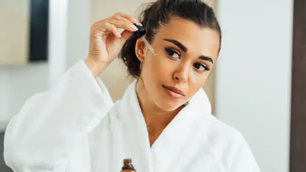 ചര്മ്മത്തിലെ ചുളിവുകളും കറുത്ത പാടുകളും മാറാന് ഈ എണ്ണ ഉപയോഗിക്കാം... ചര്മ്മത്തിലെ ചുളിവുകളും കറുത്ത പാടുകളും മാറാന് ഈ എണ്ണ ഉപയോഗിക്കാം...