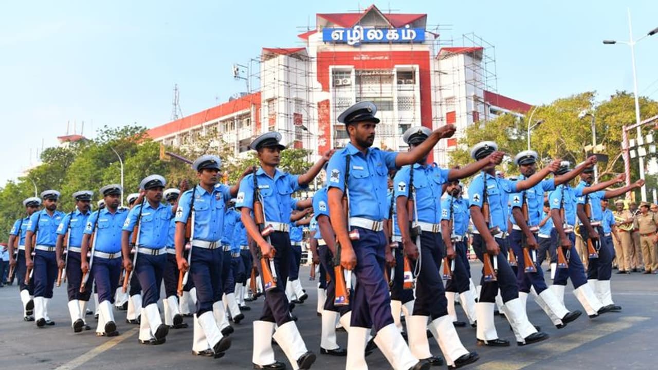 சென்னையில் குடியரசு தின விழா ஒத்திகை..! 2 ஆண்டுகளுக்கு பிறகு கலைநிகழ்ச்சிகளில் பங்கேற்ற பள்ளி மாணவ,மாணவிகள் சென்னையில் குடியரசு தின விழா ஒத்திகை..! 2 ஆண்டுகளுக்கு பிறகு கலைநிகழ்ச்சிகளில் பங்கேற்ற பள்ளி மாணவ,மாணவிகள்