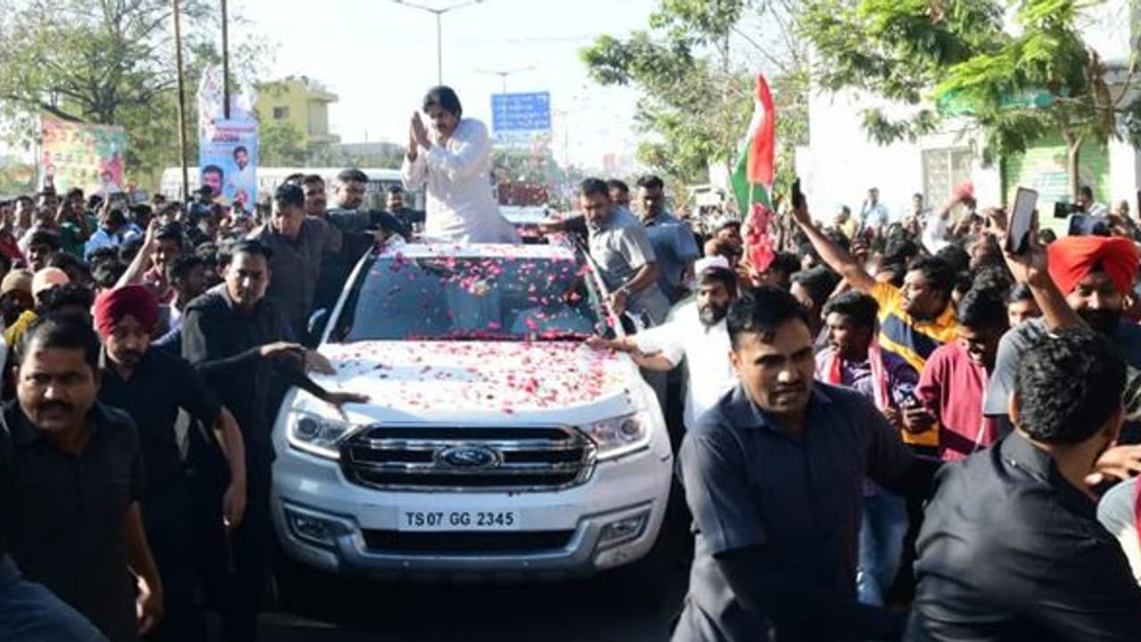 విశాఖకు చేరుకున్న పవన్ కళ్యాణ్: నేటి నుండి మూడో విడత వారాహి యాత్ర విశాఖకు చేరుకున్న పవన్ కళ్యాణ్: నేటి నుండి మూడో విడత వారాహి యాత్ర