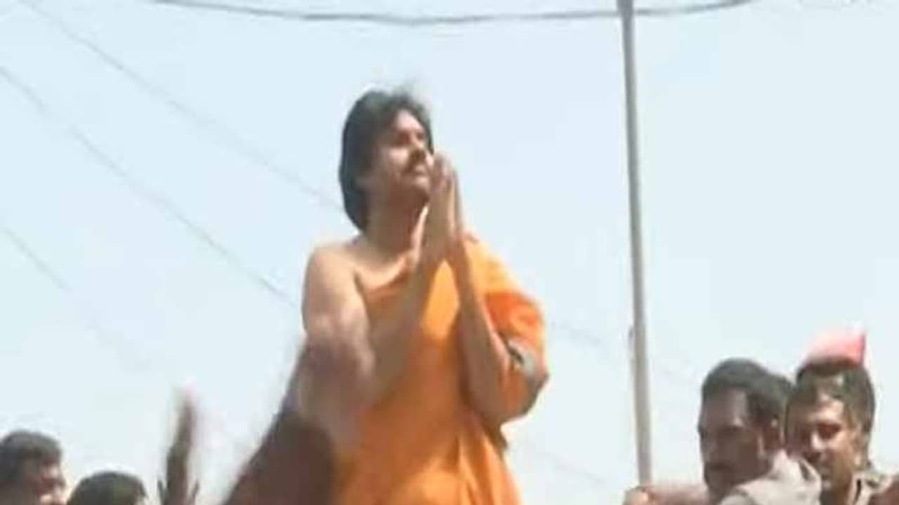 కొండగట్టులో పవన్ కళ్యాణ్: వారాహి వాహనానికి జనసేనాని ప్రత్యేక పూజలు కొండగట్టులో పవన్ కళ్యాణ్: వారాహి వాహనానికి జనసేనాని ప్రత్యేక పూజలు