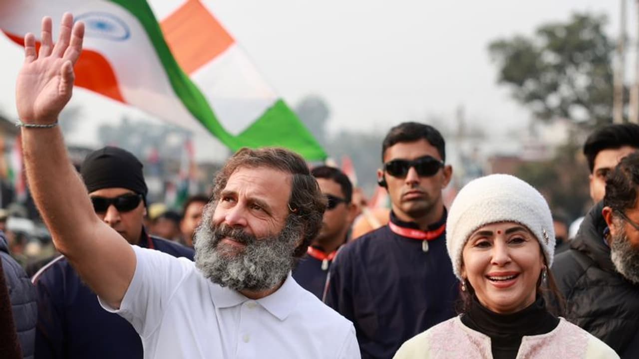 Urmila in Rahul Yatra:ராகுல் காந்தியின் பாரத் ஜோடோ யாத்ராவில் இணைந்த நடிகை ஊர்மிளா,எழுத்தாளர் பெருமாள் முருகன்
