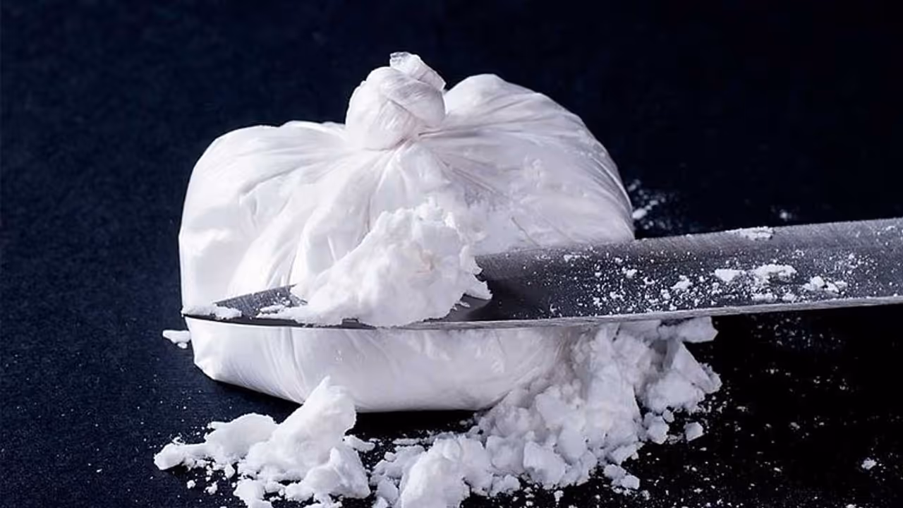 தூத்துக்குடியில் ஹெராயின் என்று கூறி இளைஞர்களிடம் யூரியாவை விற்ற வாலிபர் கைது தூத்துக்குடியில் ஹெராயின் என்று கூறி இளைஞர்களிடம் யூரியாவை விற்ற வாலிபர் கைது