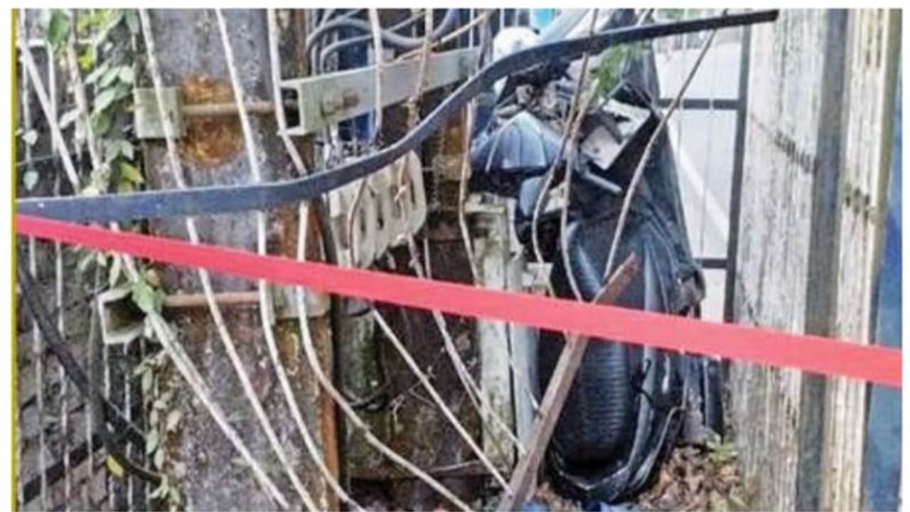 ട്രാൻസ്ഫോർമറിലേക്ക് സ്കൂട്ടർ ഇടിച്ചുകയറി അപകടം; രണ്ടുപേർക്ക് പരിക്കേറ്റു ട്രാൻസ്ഫോർമറിലേക്ക് സ്കൂട്ടർ ഇടിച്ചുകയറി അപകടം; രണ്ടുപേർക്ക് പരിക്കേറ്റു