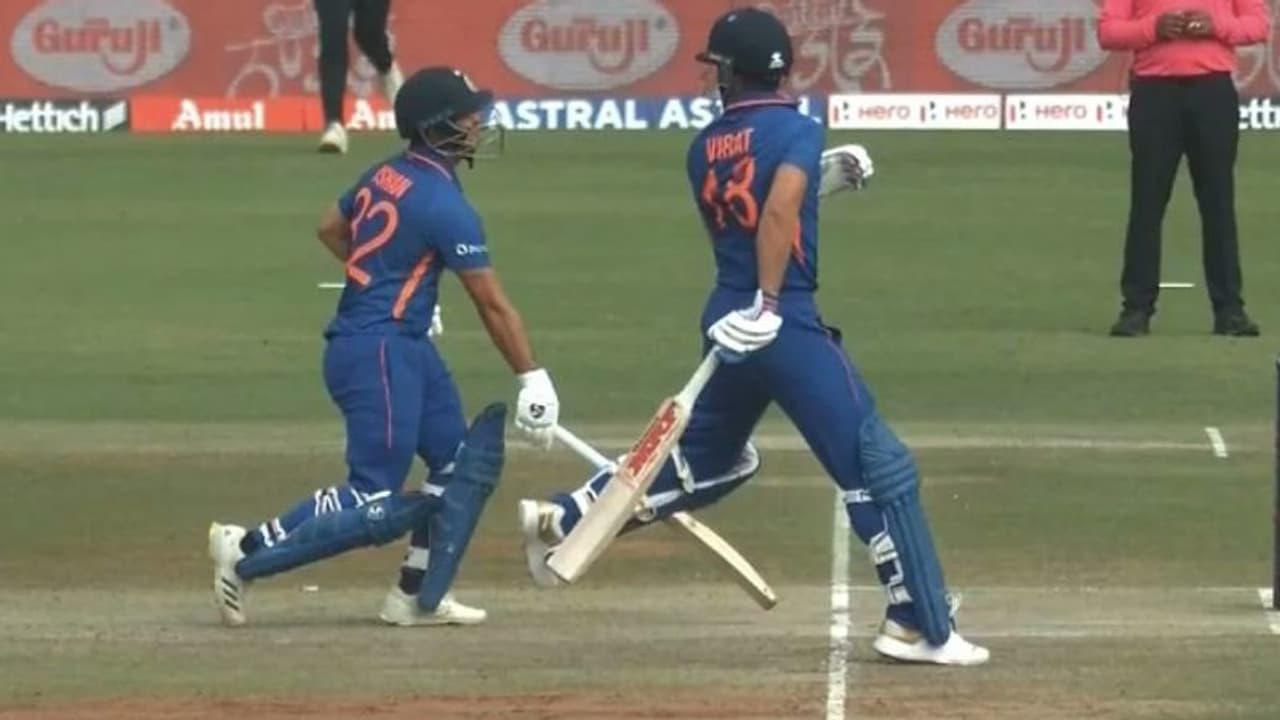 ఇషాన్ కిషన్ తుత్తర, విరాట్ కోహ్లీ ఆత్రం.. పాకిస్తాన్ టీమ్ తరహాలో రనౌట్ క్రియేట్ చేసిన టీమిండియా... ఇషాన్ కిషన్ తుత్తర, విరాట్ కోహ్లీ ఆత్రం.. పాకిస్తాన్ టీమ్ తరహాలో రనౌట్ క్రియేట్ చేసిన టీమిండియా...