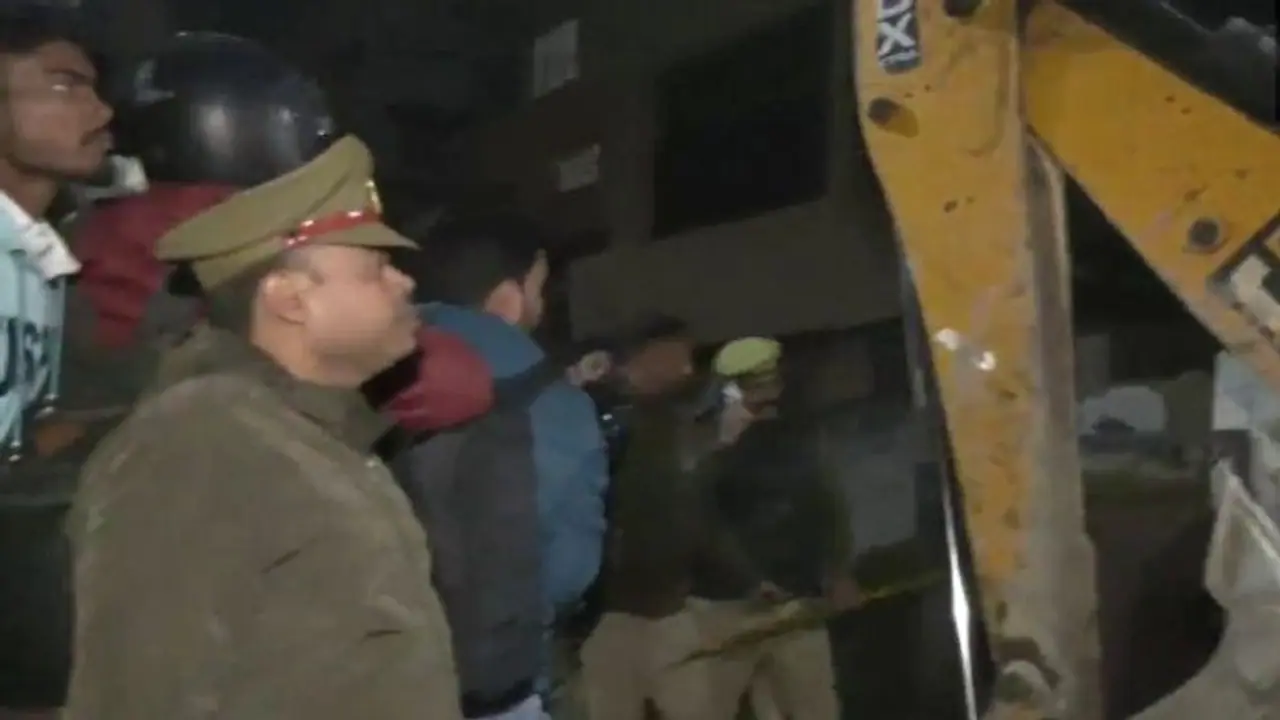 ನಾಲ್ಕಂತಸ್ತಿನ ಕಟ್ಟಡ ಕುಸಿದು 3 ಸಾವು: ಅವಶೇಷಗಳಡಿ ಹಲವರು ಸಿಲುಕಿರುವ ಶಂಕೆ