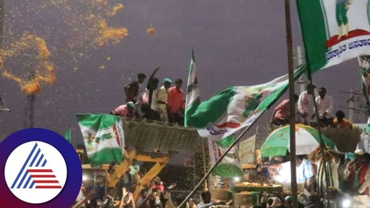 ರಾಯಚೂರಲ್ಲಿ ಪಂಚರತ್ನ ರಥಯಾತ್ರೆ: ಎಚ್ಡಿಕೆಗೆ ಡೊಳ್ಳಿನ ಹಾರ ಹಾಕಿ ಭರ್ಜರಿ ಸ್ವಾಗತ! ರಾಯಚೂರಲ್ಲಿ ಪಂಚರತ್ನ ರಥಯಾತ್ರೆ: ಎಚ್ಡಿಕೆಗೆ ಡೊಳ್ಳಿನ ಹಾರ ಹಾಕಿ ಭರ್ಜರಿ ಸ್ವಾಗತ!