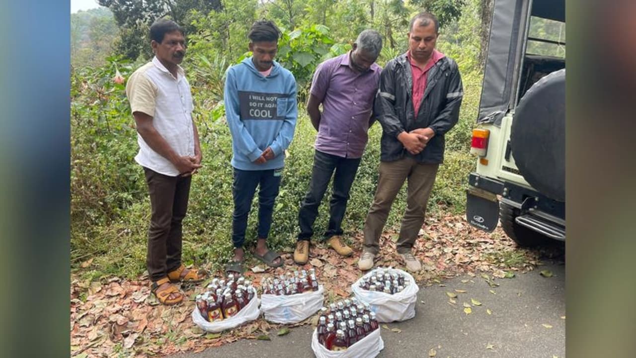 '440 രൂപയുടെ മദ്യം 300 രൂപക്ക് നല്കാം'; ബെവ്കോ ജീവനക്കാരൻ വ്യാജ മദ്യവുമായി പിടിയിലായത് ഇങ്ങനെ '440 രൂപയുടെ മദ്യം 300 രൂപക്ക് നല്കാം'; ബെവ്കോ ജീവനക്കാരൻ വ്യാജ മദ്യവുമായി പിടിയിലായത് ഇങ്ങനെ