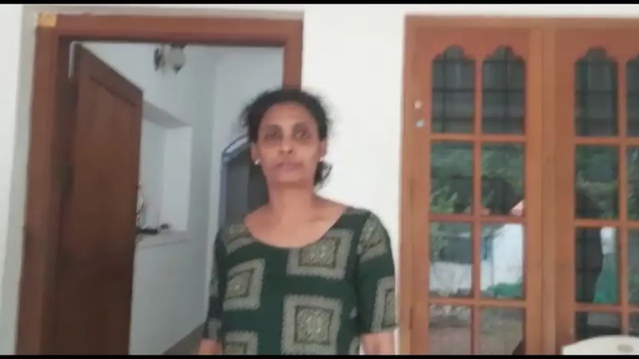 പുലര്ച്ചെ അഞ്ചര; വീടിന് പിന്നിൽ ചക്ക വെട്ടുകയായിരുന്ന വീട്ടമ്മയുടെ മുഖം പൊത്തി മാല കവര്ന്നു പുലര്ച്ചെ അഞ്ചര; വീടിന് പിന്നിൽ ചക്ക വെട്ടുകയായിരുന്ന വീട്ടമ്മയുടെ മുഖം പൊത്തി മാല കവര്ന്നു