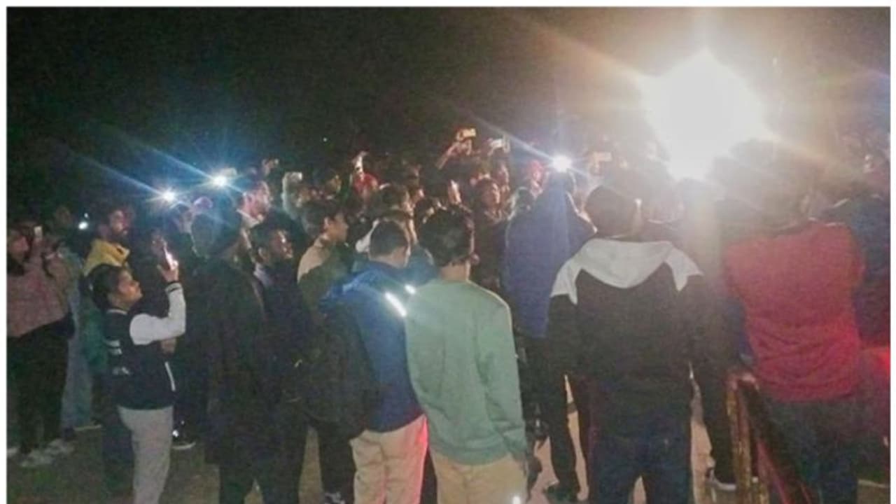 BBC Documentary Modi: டெல்லி ஜேஎன்யு வில் பிரதமர் மோடி ஆவணப்படத்துக்குத் தடை: மாணவர்கள் போராட்டம், கல்வீச்சு