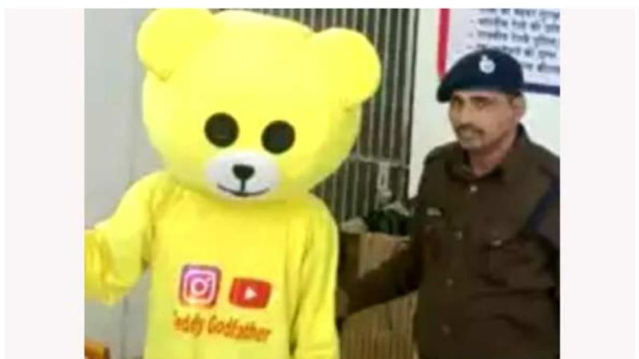 റെയിൽവേ ട്രാക്കിൽ 22 കാരന്റെ ടെഡി ബെയർ ഡാൻസ്; വൈറൽ ആവാനുള്ള ശ്രമത്തിൽ വഴിത്തിരിവായി പൊലീസെത്തി, കഥ മാറി റെയിൽവേ ട്രാക്കിൽ 22 കാരന്റെ ടെഡി ബെയർ ഡാൻസ്; വൈറൽ ആവാനുള്ള ശ്രമത്തിൽ വഴിത്തിരിവായി പൊലീസെത്തി, കഥ മാറി