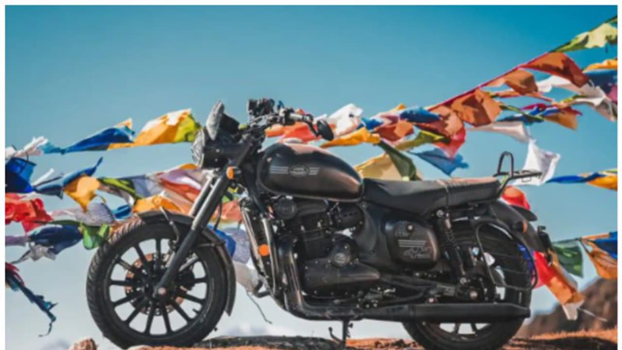 നാട്ടിലെ മിത്തും കഥകളും കൂട്ടിയിണക്കി ഈ നാട്ടുകാര്ക്ക് മാത്രമായി പുത്തനൊരു ജാവ ബൈക്ക്! നാട്ടിലെ മിത്തും കഥകളും കൂട്ടിയിണക്കി ഈ നാട്ടുകാര്ക്ക് മാത്രമായി പുത്തനൊരു ജാവ ബൈക്ക്!