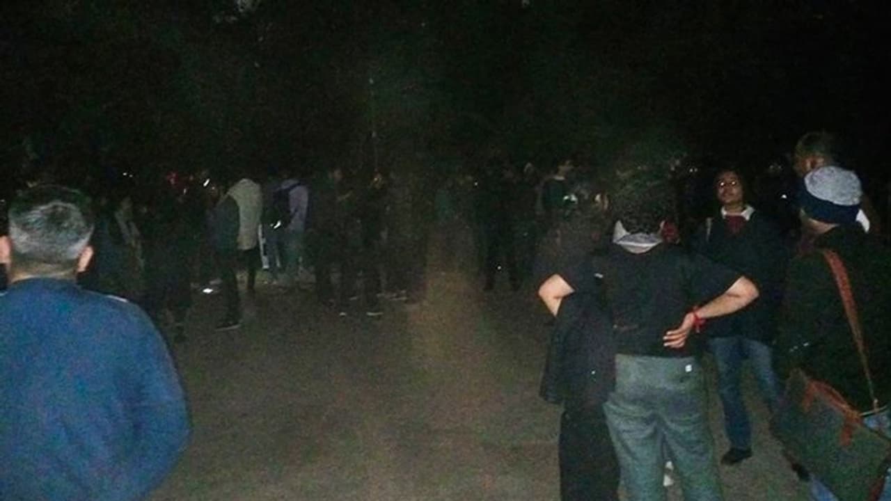 'Inqlaab Zinadabad' slogans raised in JNU after stone pelting on students watching BBC documentary on phone