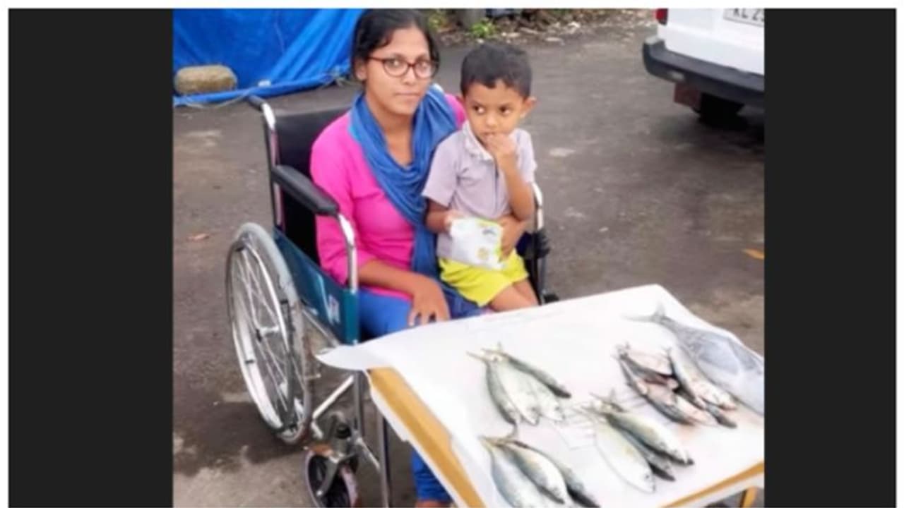 പോളിയോ ബാധിച്ച് അരക്ക് താഴെ തളർന്നു; വീൽചെയറിലിരുന്ന് മീൻ കച്ചവടം; തോൽക്കാൻ മനസ്സില്ലെന്ന് സുമ പോളിയോ ബാധിച്ച് അരക്ക് താഴെ തളർന്നു; വീൽചെയറിലിരുന്ന് മീൻ കച്ചവടം; തോൽക്കാൻ മനസ്സില്ലെന്ന് സുമ