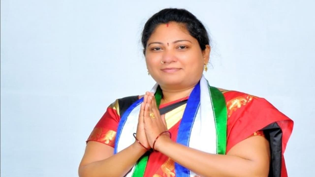 దొంగ నోట్ల చలామణి కేసులో వైసీపీ మహిళా నాయకురాలు రజని.. బెంగళూరులో అరెస్ట్.. దొంగ నోట్ల చలామణి కేసులో వైసీపీ మహిళా నాయకురాలు రజని.. బెంగళూరులో అరెస్ట్..