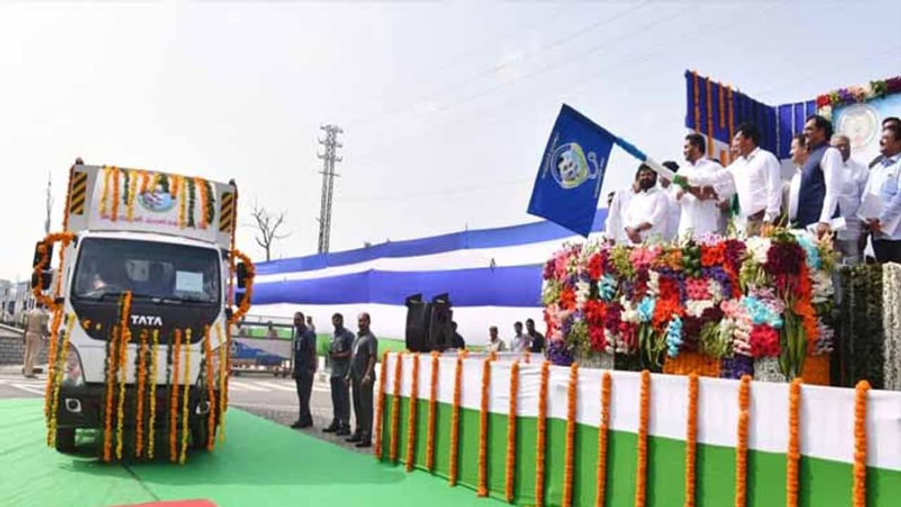 పశువులకు రెండో విడత మొబైల్ అంబులెన్స్లు: ప్రారంభించిన సీఎం జగన్ పశువులకు రెండో విడత మొబైల్ అంబులెన్స్లు: ప్రారంభించిన సీఎం జగన్