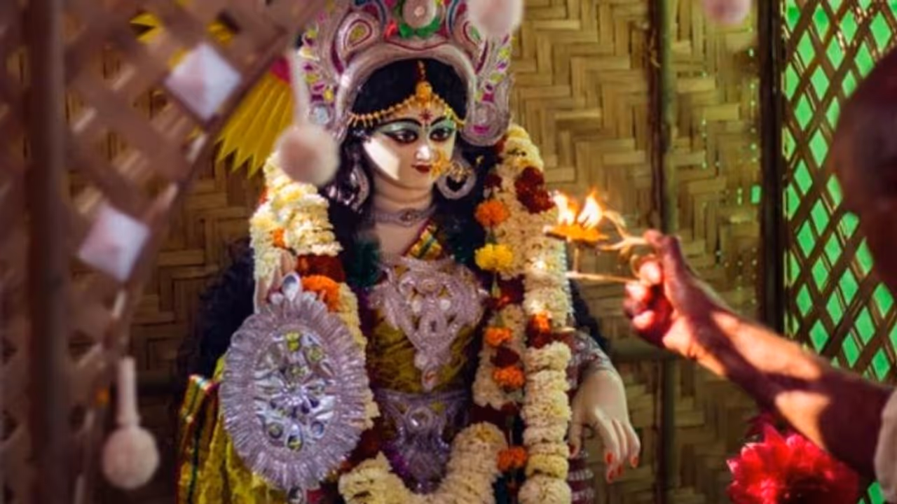 Basant Panchami/Saraswati Puja 2023: Why do people wear yellow attire on THIS day? Basant Panchami/Saraswati Puja 2023: Why do people wear yellow attire on THIS day?