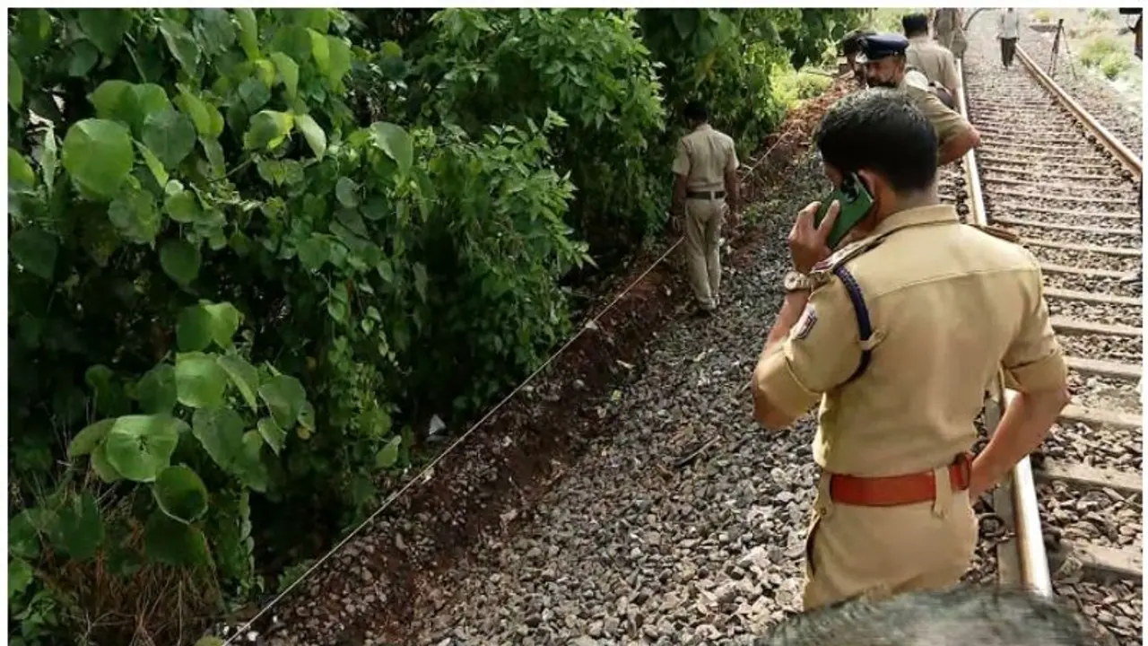 தன்னிலை மறந்து பேசிக்கொண்டிருந்த கல்லூரி மாணவன், பள்ளி மாணவி ரயில் மோதி பலி