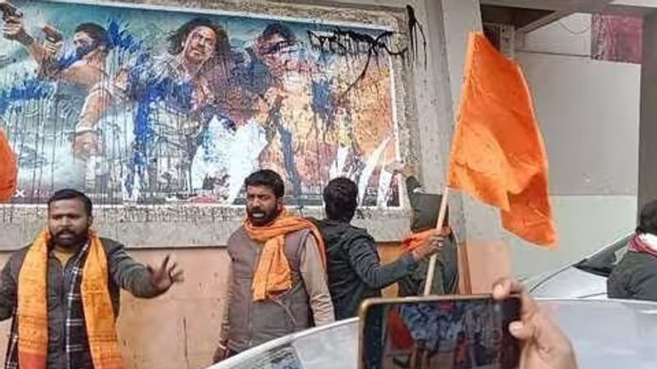  റിലീസ് ദിനത്തില്‍ പഠാനെതിരെ ഒറ്റപ്പെട്ട പ്രതിഷേധങ്ങള്‍; പോസ്റ്റര്‍ കീറി, കരി ഓയില്‍ ഒഴിച്ചു വീഡിയോ