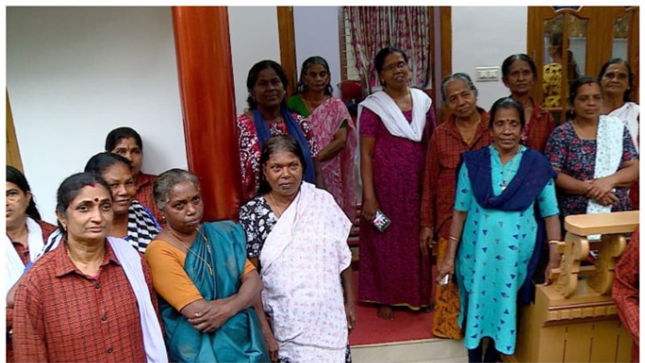 തൊഴിലുറപ്പ് സമ്പാദ്യവുമായി വിമാനയാത്ര; പറക്കാനൊരുങ്ങുന്നതിന്റെ ത്രില്ലിലാണ് ഈ അമ്മമാര്! തൊഴിലുറപ്പ് സമ്പാദ്യവുമായി വിമാനയാത്ര; പറക്കാനൊരുങ്ങുന്നതിന്റെ ത്രില്ലിലാണ് ഈ അമ്മമാര്!