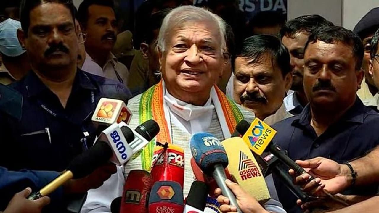 പ്രധാനമന്ത്രിയെ സ്വീകരിക്കുന്നവരുടെ ലിസ്റ്റില്‍ പേരില്ല; ഗവര്‍ണര്‍ കൊച്ചിയില്‍ നിന്ന് മടങ്ങി