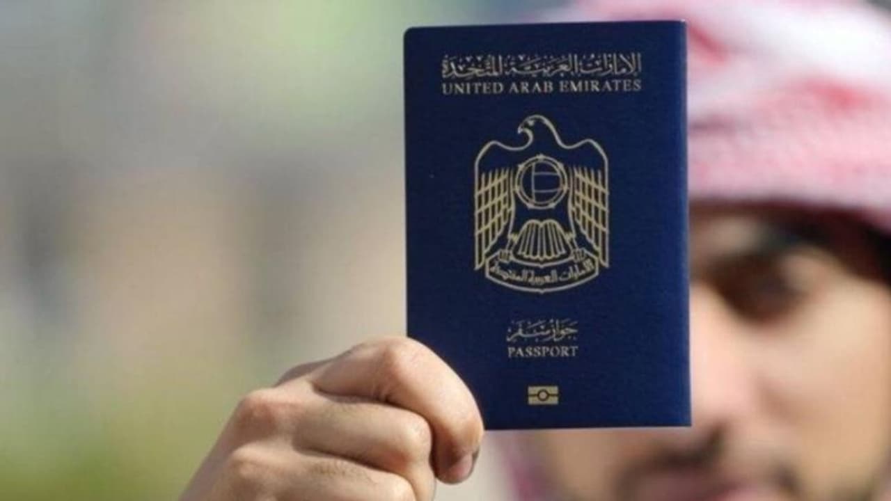 പ്രവാസി ഡ്രൈവറുടെ കൈയില് യുഎഇ പാസ്പോര്ട്ട്; വിമാനത്താവളത്തില് കുടുങ്ങിയത് സംശയാസ്പദമായ 'ഒരു വാക്കില്' പ്രവാസി ഡ്രൈവറുടെ കൈയില് യുഎഇ പാസ്പോര്ട്ട്; വിമാനത്താവളത്തില് കുടുങ്ങിയത് സംശയാസ്പദമായ 'ഒരു വാക്കില്'