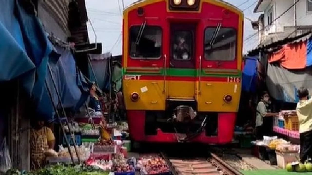 'ജീവൻ പണയം വച്ചുകൊണ്ട് കച്ചവടം; അമ്പരപ്പിക്കും ഈ മാര്ക്കറ്റ് വീഡിയോ 'ജീവൻ പണയം വച്ചുകൊണ്ട് കച്ചവടം; അമ്പരപ്പിക്കും ഈ മാര്ക്കറ്റ് വീഡിയോ