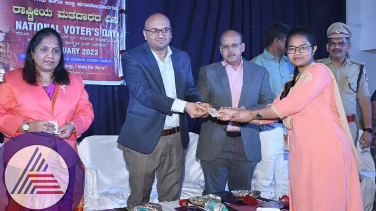 Dharwad: ಕಡ್ಡಾಯ ಮತದಾನ ಮಾಡೋಣ ಸದೃಡ ದೇಶ ನಿರ್ಮಿಸೋಣ: ಡಿಸಿ ಗುರುದತ್ತ ಹೆಗಡೆ ಸಲಹೆ