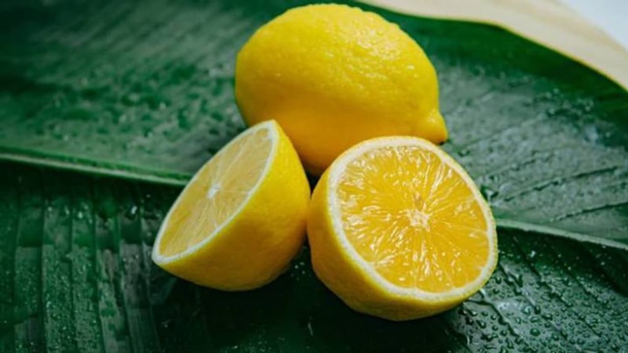 വിയർപ്പുനാറ്റമകറ്റാനും വണ്ണം കുറയ്ക്കാനും ചെറുനാരങ്ങ; അറിയാം മറ്റ് ഗുണങ്ങള്‍... 