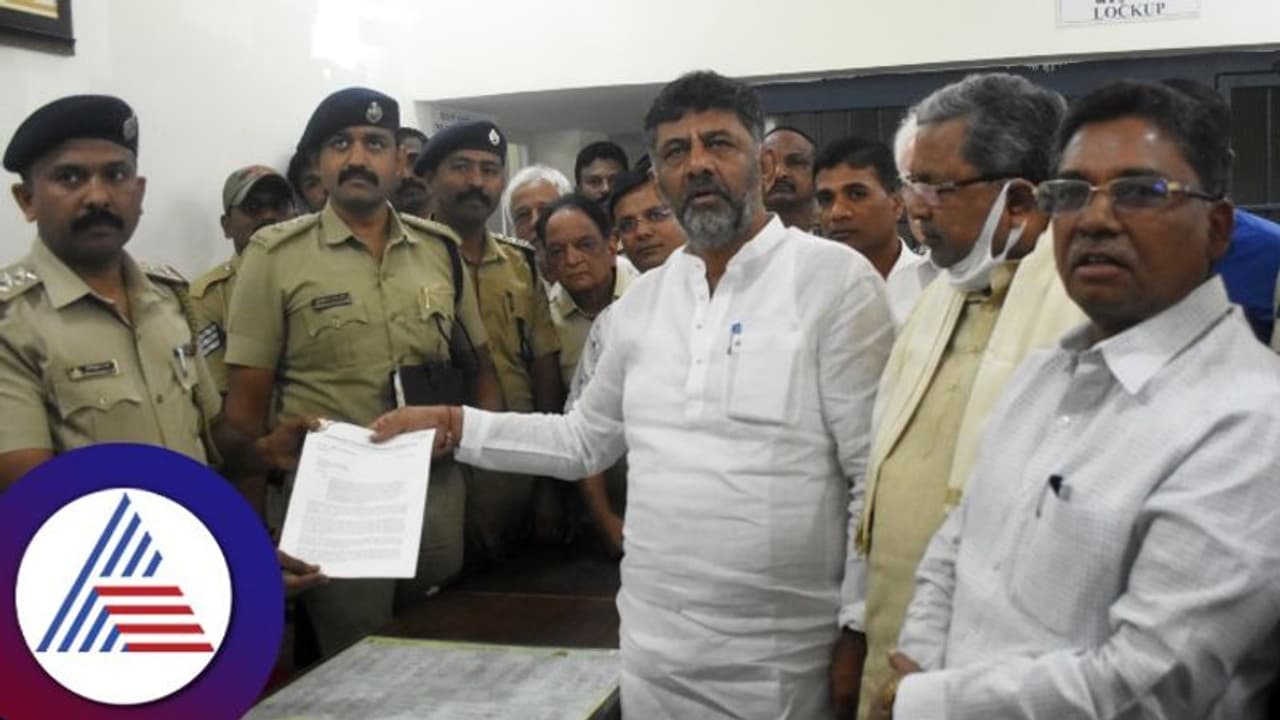 1 ಮತಕ್ಕೆ 6000: ರಮೇಶ್ ಜಾರಕಿಹೊಳಿ ವಿರುದ್ಧ ಕಾಂಗ್ರೆಸ್ ದೂರು 1 ಮತಕ್ಕೆ 6000: ರಮೇಶ್ ಜಾರಕಿಹೊಳಿ ವಿರುದ್ಧ ಕಾಂಗ್ರೆಸ್ ದೂರು