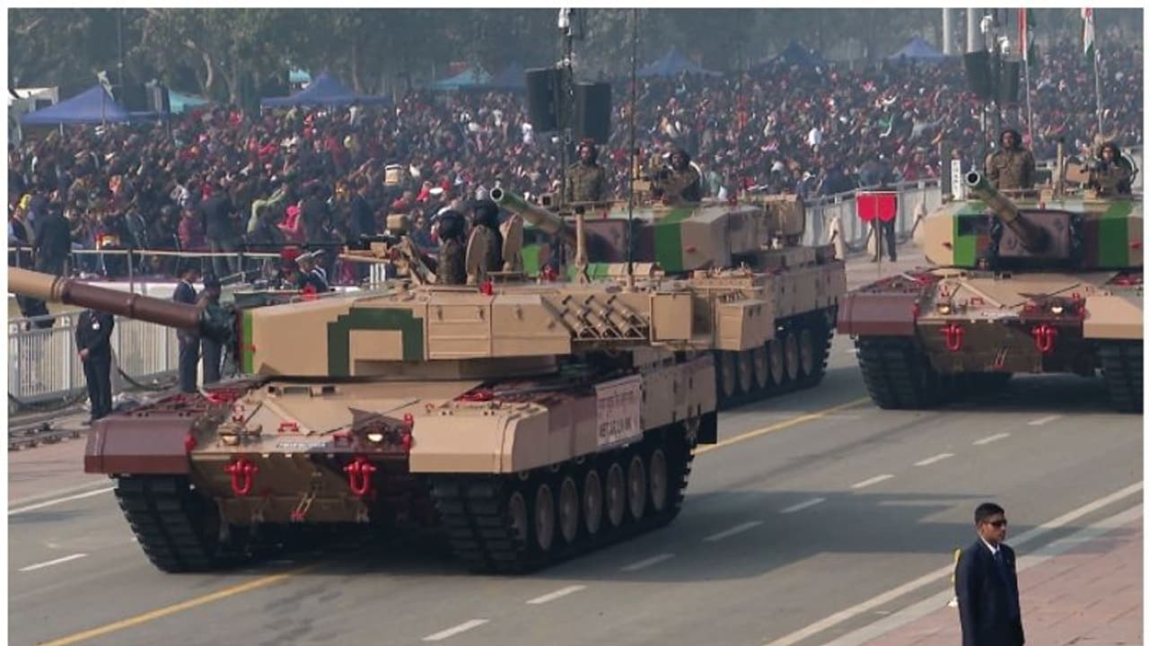 റിപ്പബ്ലിക് ദിനമാഘോഷിച്ച് രാജ്യം; ദില്ലിയിലിലും പരിസരങ്ങളിലും കനത്ത സുരക്ഷ, സംസ്ഥാനത്തും വിപുലമായ ആഘോഷം