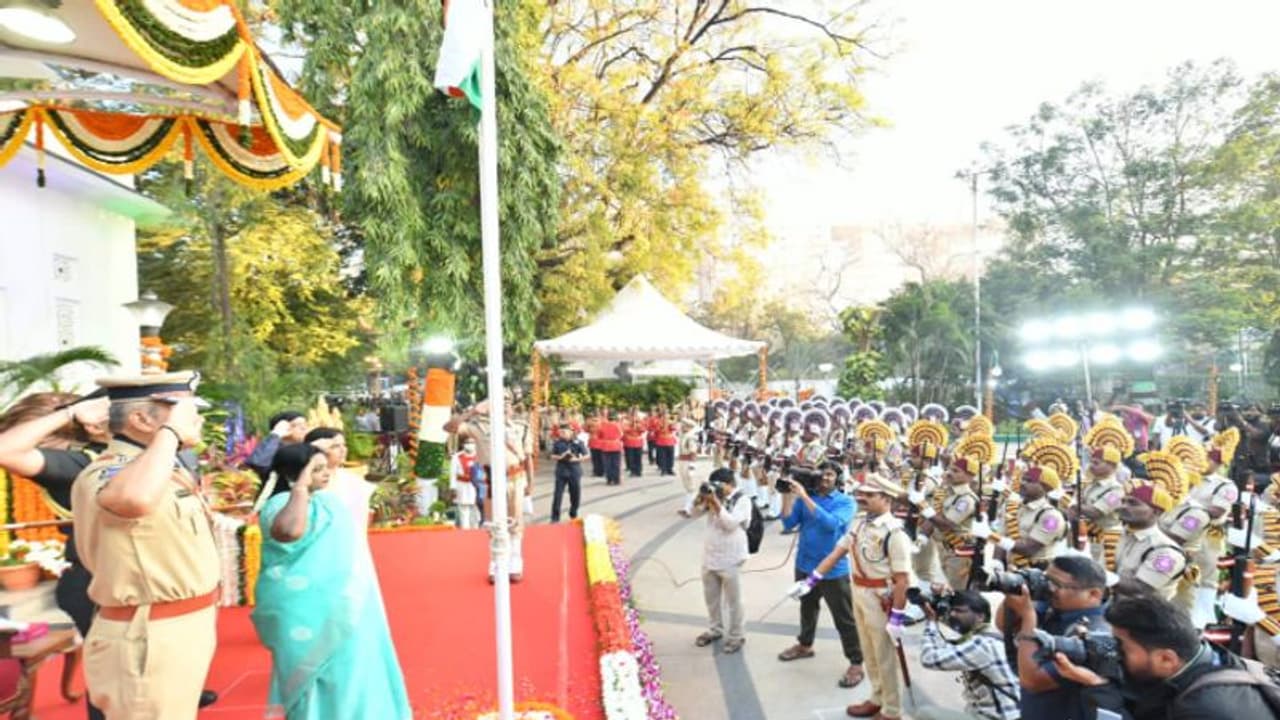 రాజ్భవన్లో రిపబ్లిక్ డే వేడుకలు.. కీరవాణి, చంద్రబోస్, లోకేశ్వరి తదితరులను సత్కరించిన గవర్నర్ తమిళిసై రాజ్భవన్లో రిపబ్లిక్ డే వేడుకలు.. కీరవాణి, చంద్రబోస్, లోకేశ్వరి తదితరులను సత్కరించిన గవర్నర్ తమిళిసై