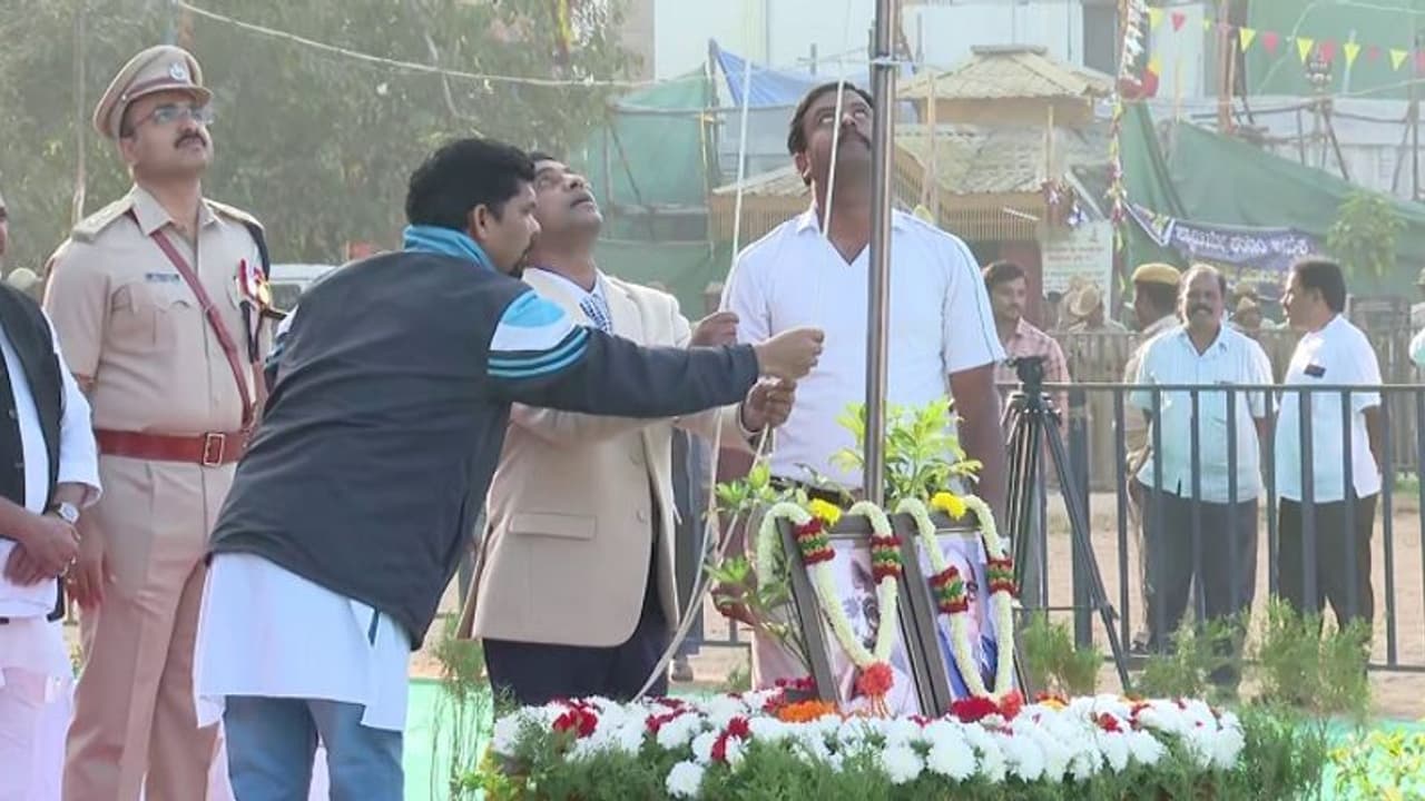 ಚಾಮರಾಜಪೇಟೆಯ ಈದ್ಗಾ ಮೈದಾನದಲ್ಲಿ ಇದೇ ಮೊದಲ ಬಾರಿಗೆ ಗಣರಾಜ್ಯೋತ್ಸವ ಆಚರಣೆ ಚಾಮರಾಜಪೇಟೆಯ ಈದ್ಗಾ ಮೈದಾನದಲ್ಲಿ ಇದೇ ಮೊದಲ ಬಾರಿಗೆ ಗಣರಾಜ್ಯೋತ್ಸವ ಆಚರಣೆ