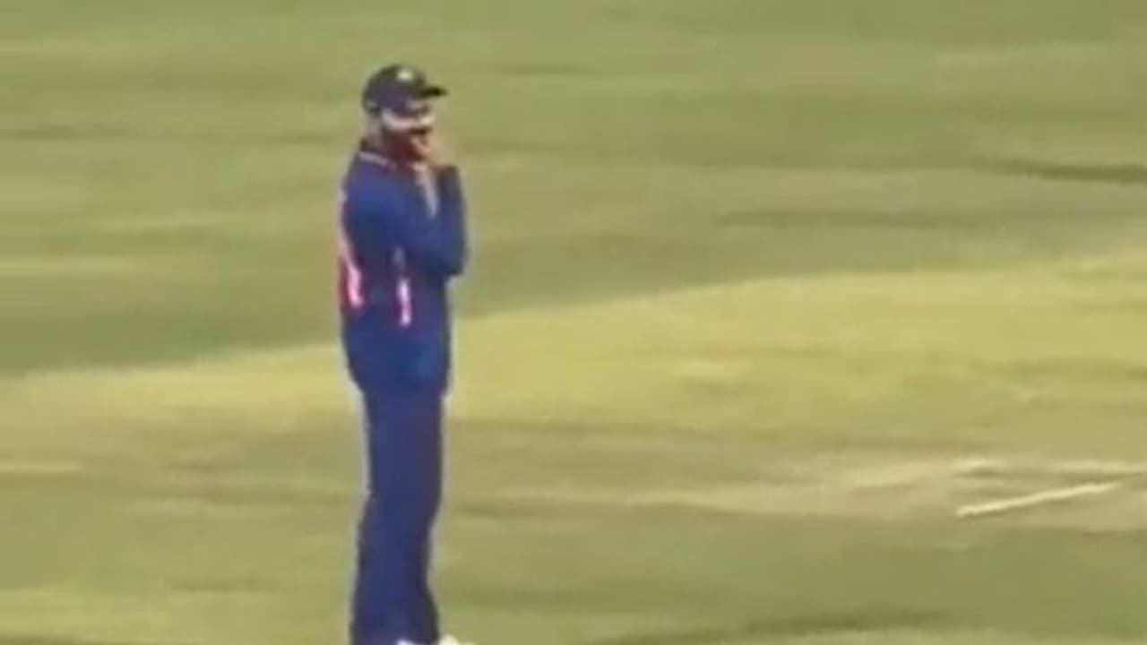 ഗില്ലിനെ നോക്കി 'സാറാ' വിളികളുമായി ആരാധകര്, പ്രതികരിച്ച് വിരാട് കോലി വീഡിയോ ഗില്ലിനെ നോക്കി 'സാറാ' വിളികളുമായി ആരാധകര്, പ്രതികരിച്ച് വിരാട് കോലി വീഡിയോ