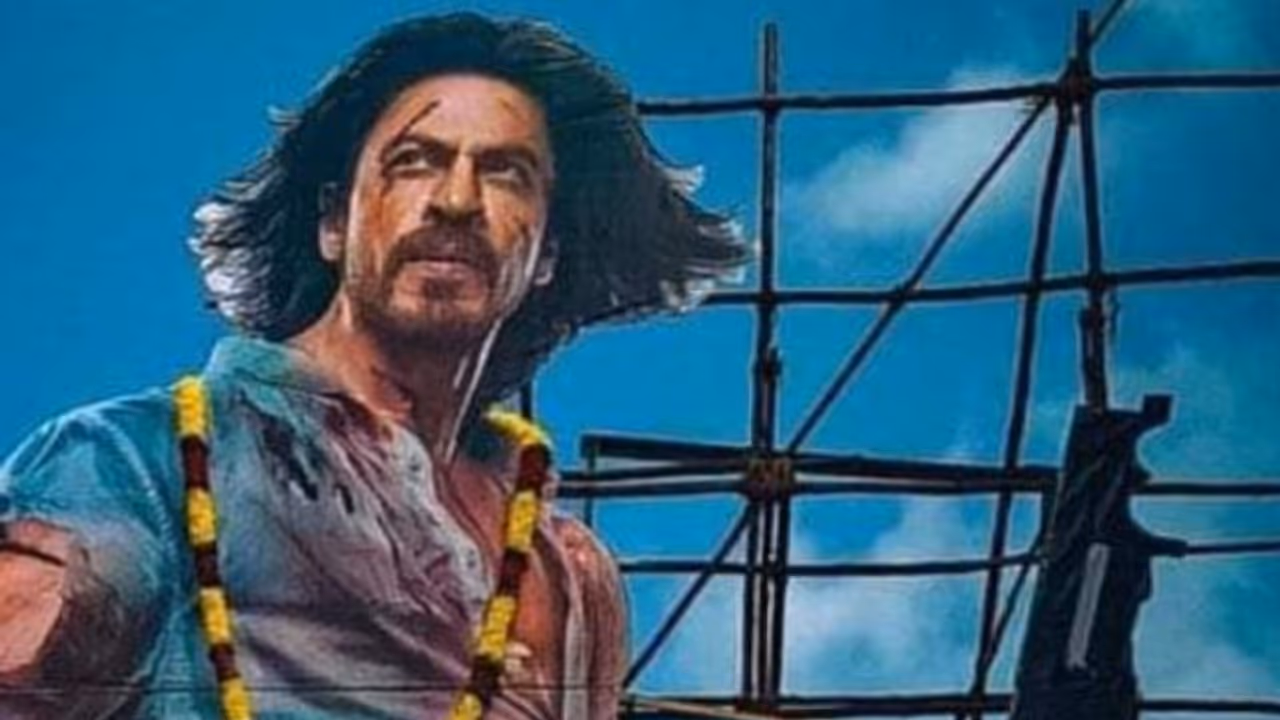 Shah Rukh Khan thanked fans randomly for superb response to Pathaan; netizens hail, 'You are always here'