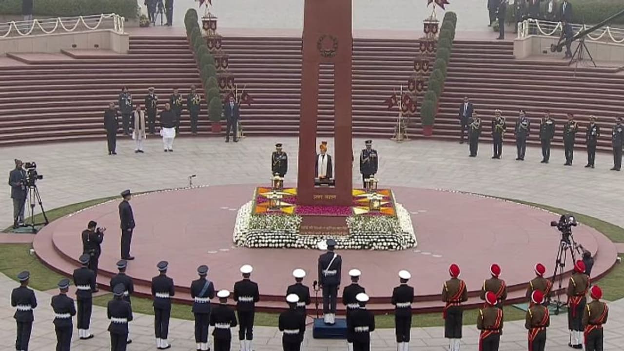 రిపబ్లిక్ డే వేడుకలు.. జాతీయ యుద్ధ స్మారకం వద్ద ప్రధాని మోదీ నివాళులు.. రిపబ్లిక్ డే వేడుకలు.. జాతీయ యుద్ధ స్మారకం వద్ద ప్రధాని మోదీ నివాళులు..