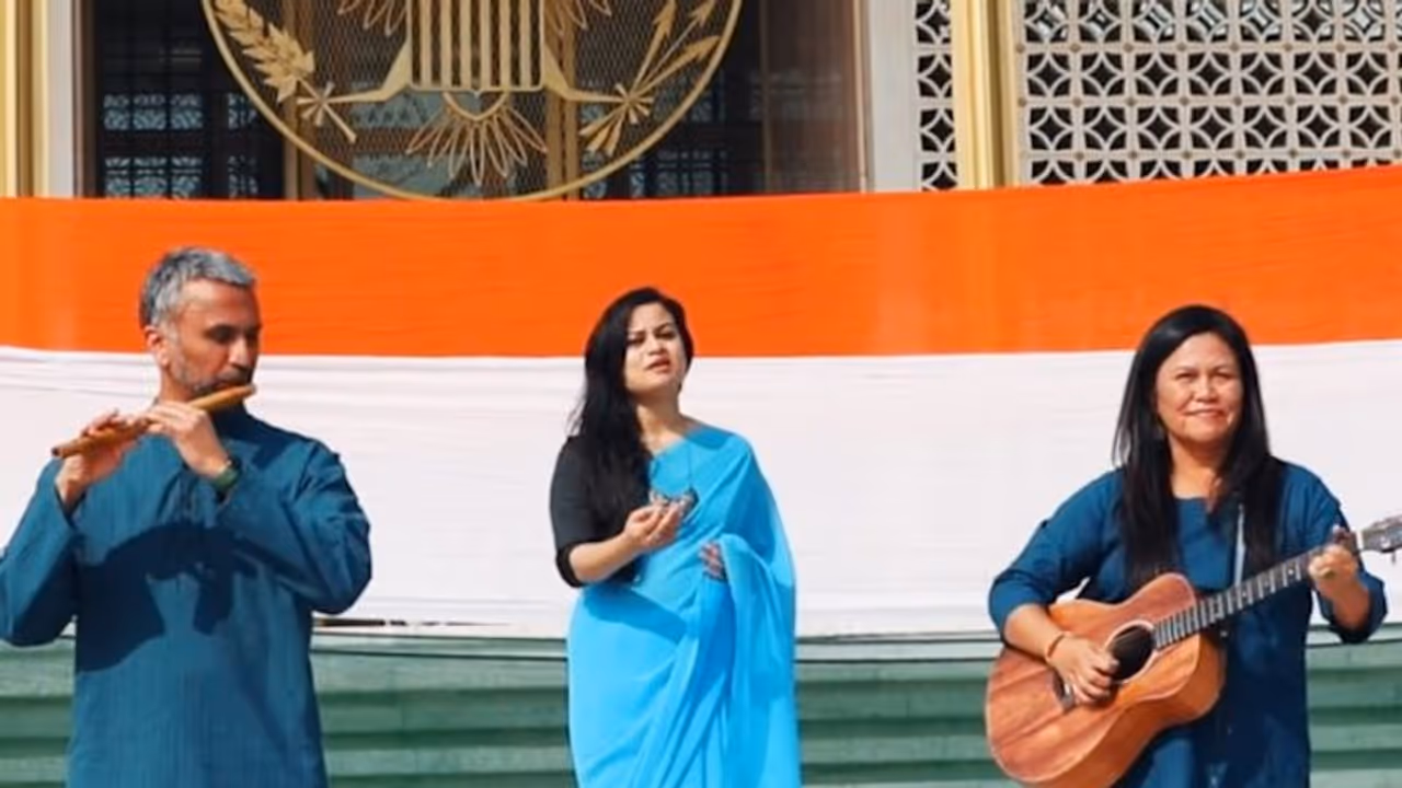 Watch: US embassy shares melodious rendition of Vande Mataram to mark India's 74th Republic Day Watch: US embassy shares melodious rendition of Vande Mataram to mark India's 74th Republic Day
